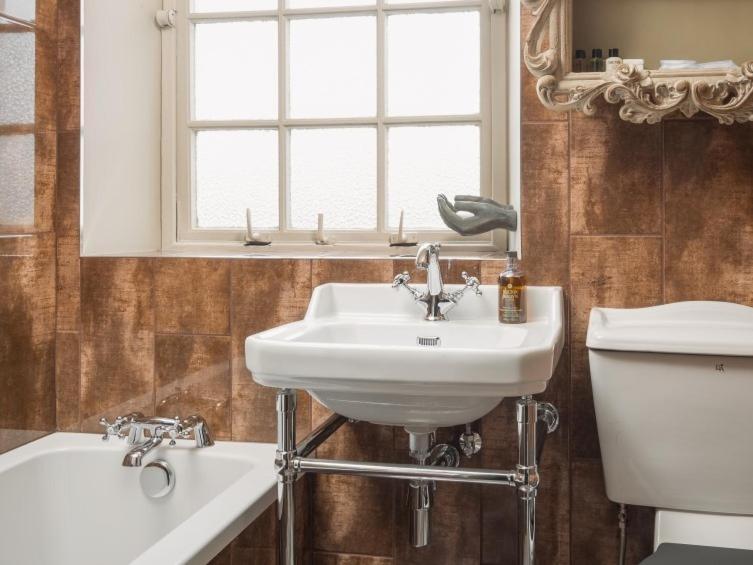 Canongate Luxury Homestay Edinburgh Bagian luar foto